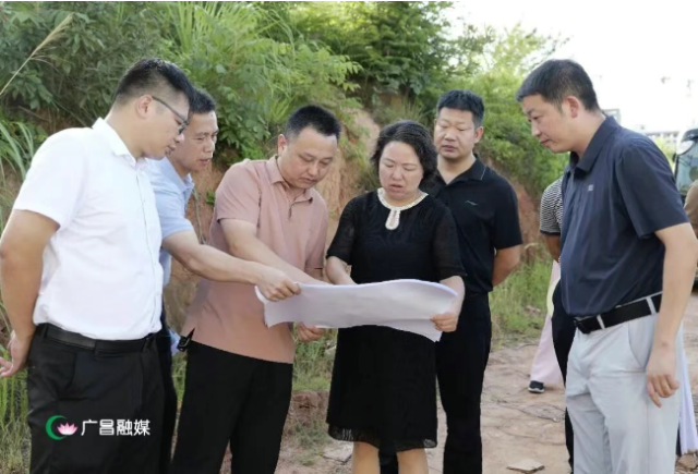 余娜调研重点项目建设工作